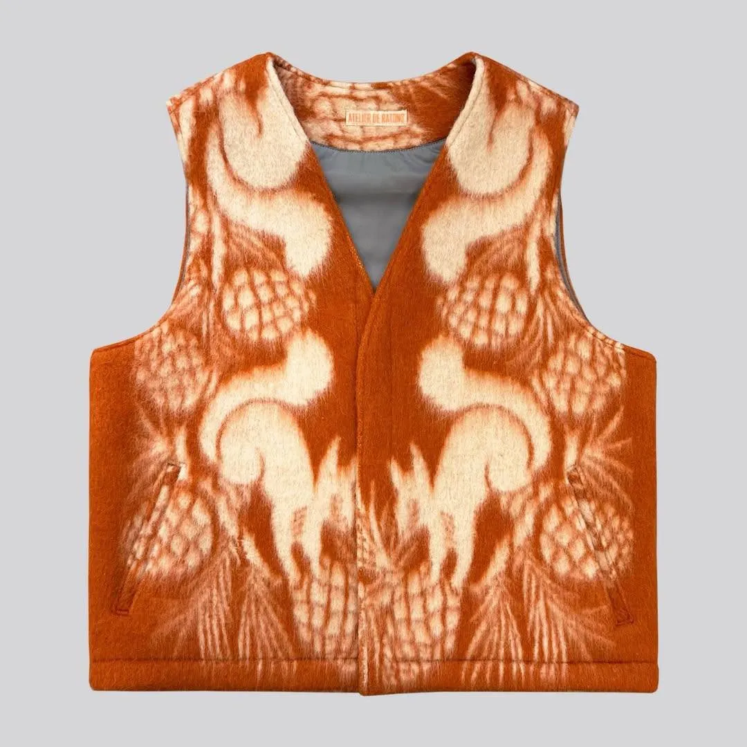 Оранжевый жилет с орешками и белками — утилитарная ирония в деле.
