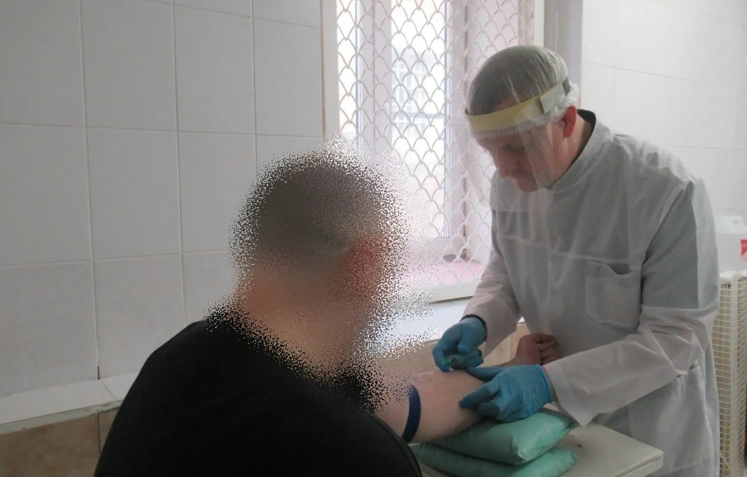 Евгений Стародубцев производит забор крови