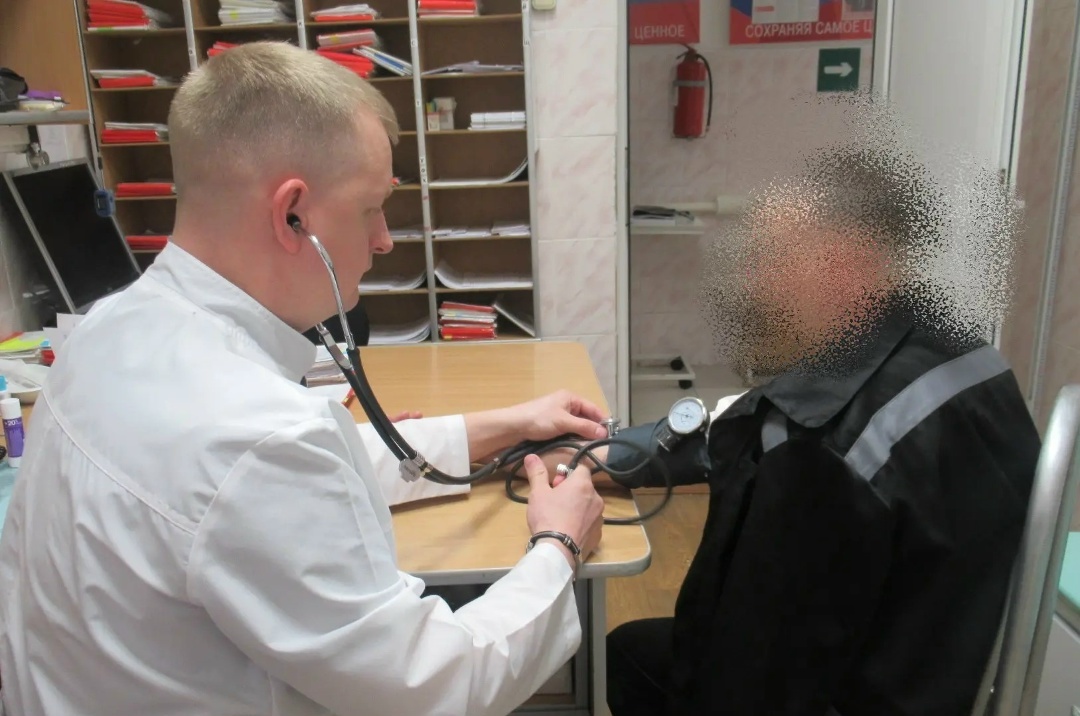 Евгений Стародубцев измеряет давление у спецконтингента