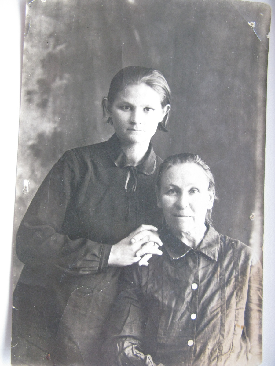 А это моя бабуля и её мама, моя прабабушка