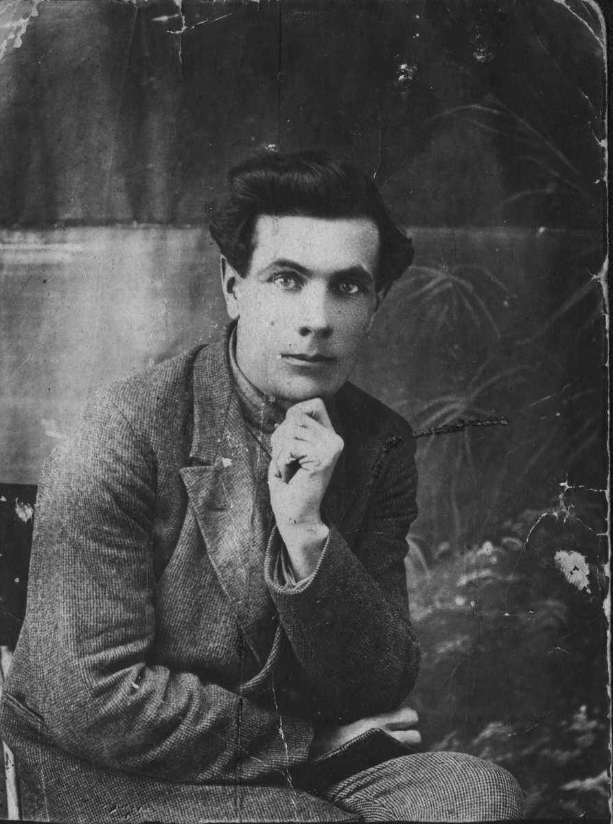 А вот этот красавец, мой дед. Я его никогда не знала, бабуля никогда о нём не вспоминала.