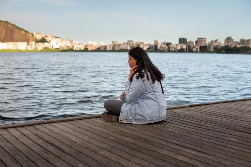 Ситуативное одиночество возникает как временная реакция на какое-то стрессовое событие – например, разрыв с любимым человеком или переезд в другой город   © Freepik