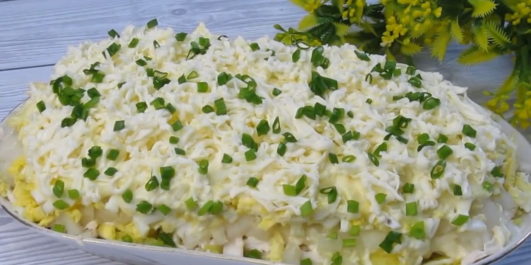 Этот салат просто восхитителен! Нежный и деликатный вкус, а хрустящий лук добавляет особую нотку, которую я обожаю.