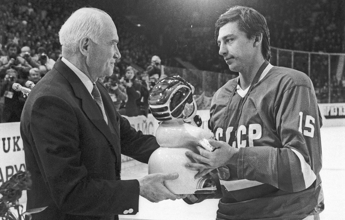    Андрей Хомутов получает награду за лучшего нападающего турнира на приз газеты "Известия", 1986 год  Валерий Зуфаров/ТАСС