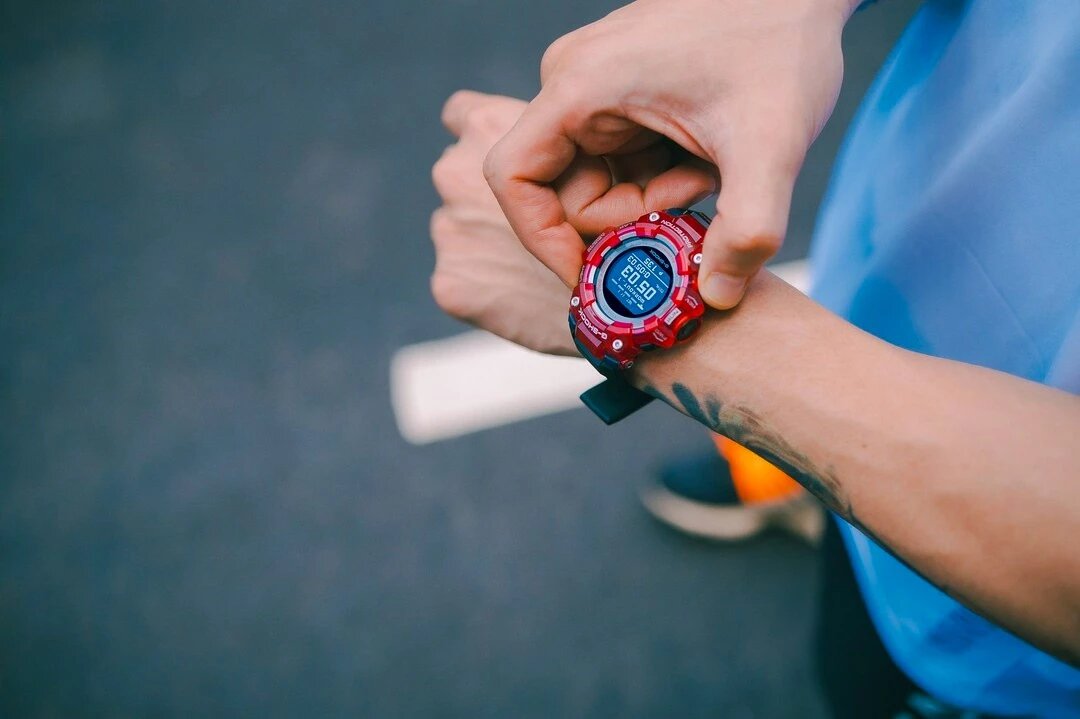 Часы G-Shock GBD-100SM-4A1 оснащены Bluetooth и шагомером, батарея работает около 2 лет