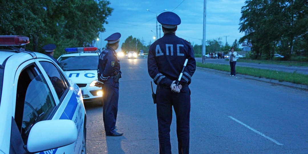 Почему большинство водителей перестали моргать фарами предупреждая об экипаже ДПС.