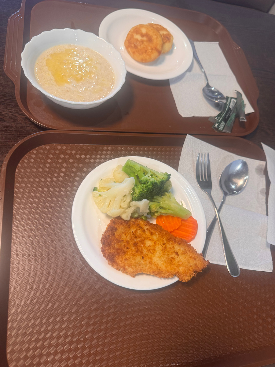 Наш скромный завтрак -куриная отбивная с овощами, сырники, молочная каша плюс кофе и чай обошелся в 750 руб