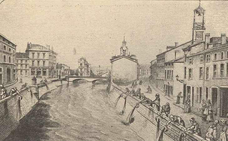 © Épinal, Cinq heures du matin / Homeyer et Ehret (Epinal). Imprimeur / Bibliothèque municipale d'Épinal / Wikimedia Commons