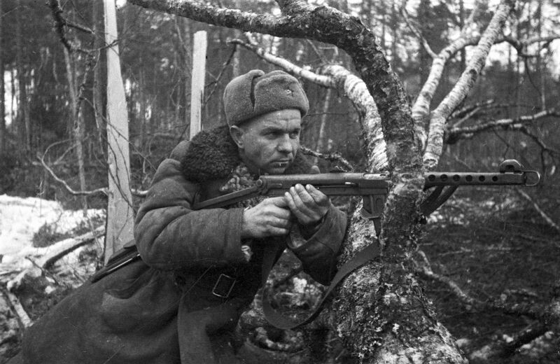 Офицер РККА, изготовившийся к стрельбе у поваленного дерева. Офицер вооружен пистолетом-пулеметом ППС-43
Источник waralbum.ru