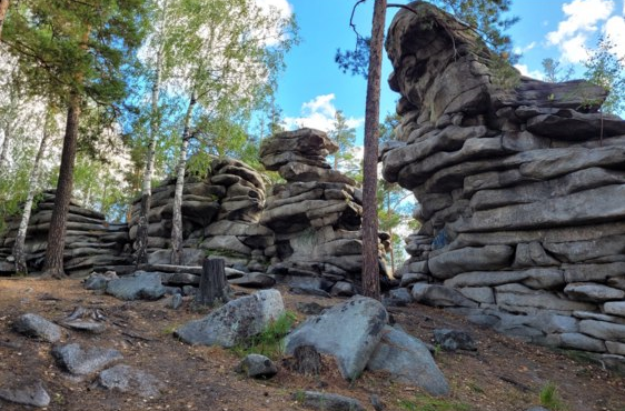 Кажется, что стены из камней имеют рукотворное происхождение