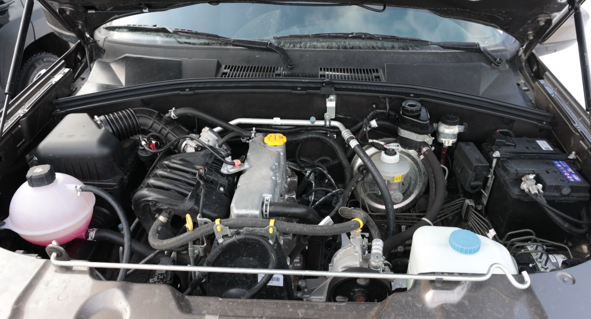 Подкапотное пространство Lada Niva Travel c 90-сильным двигателем 1.8 л.