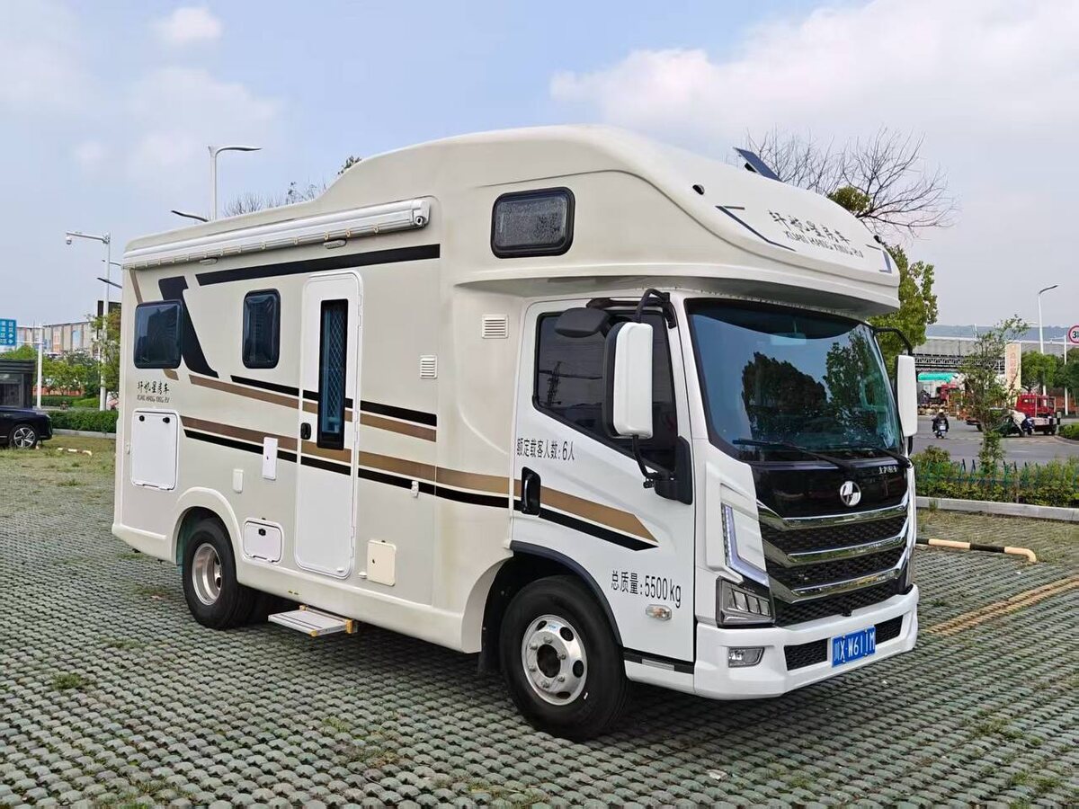 SAIC Yuejin H500 2023 года — внешний вид автодома из Китая, альковный дом на колёсах с жилым модулем и тентом - подробнее в avtodom16