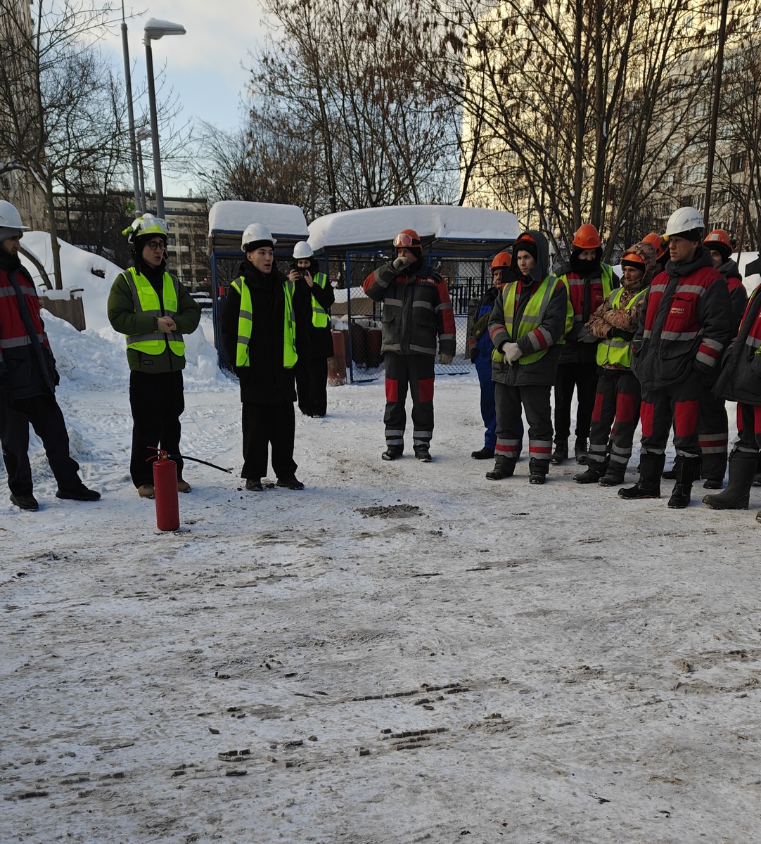 Нас обучают противопожарной безопасности. А как бороться с посредниками? Фото автора.