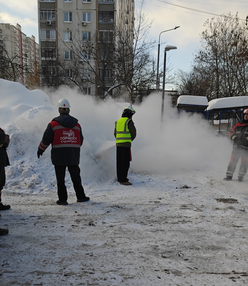 Сухой способ тушения пожара из огнетушителя. С посредниками люди борются, обманув их. Фото автора.