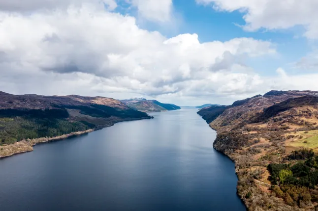 Обычно Несси регулярно видят в огромном шотландском озере Лох-Несс, но с октября прошлого года ее больше не наблюдали (Фото: Getty Images).