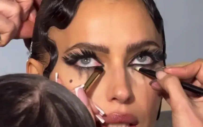 40-летняя Ирина Шейк нарасхват. Почему она плачет на показе Дзюньи Ватанабе