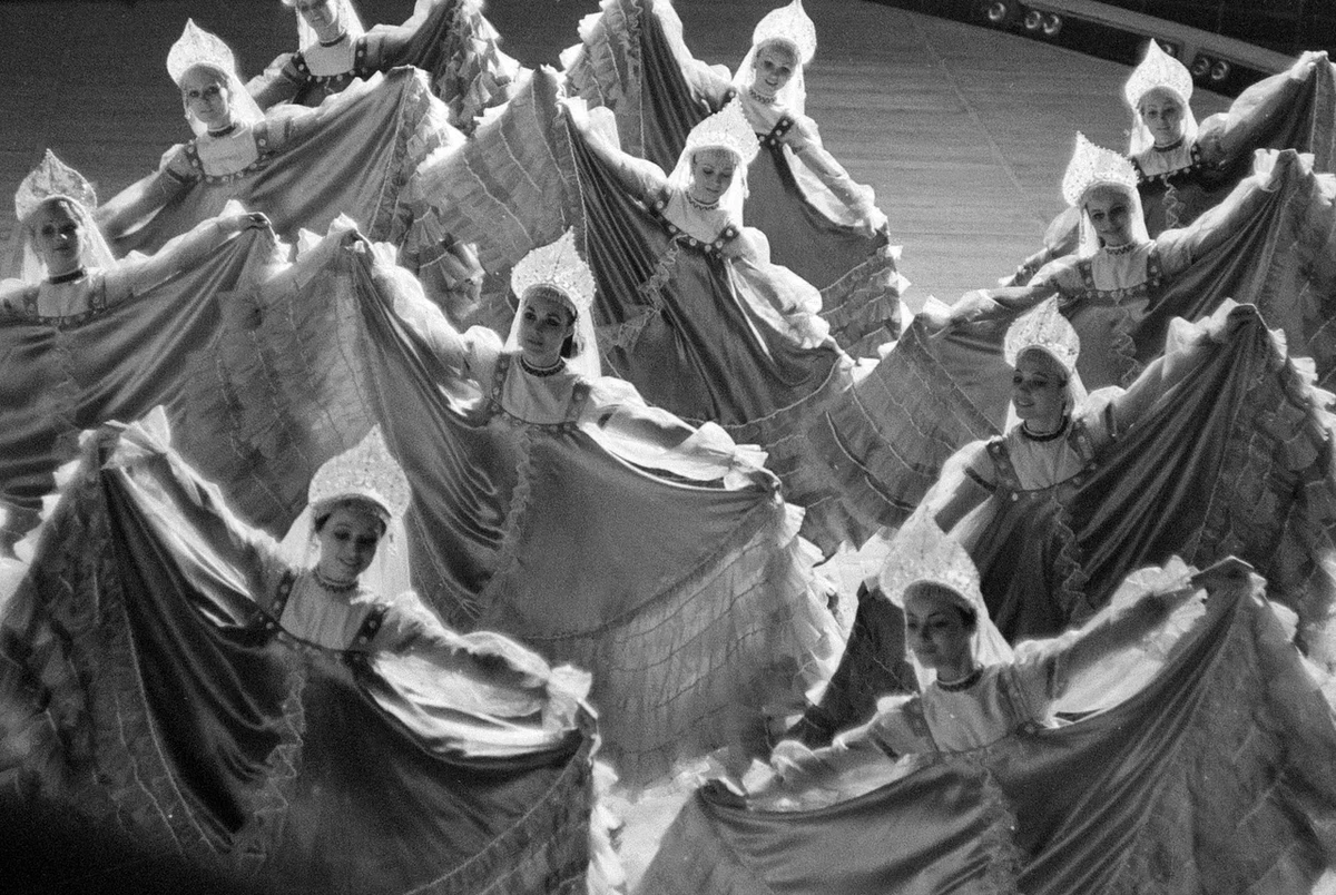 Генде-Роте В.А. Государственный академический русский народный хор им. М. Пятницкого. Танец «Здравствуй, Волга». Москва, 1974. Из фондов Музея музыки.