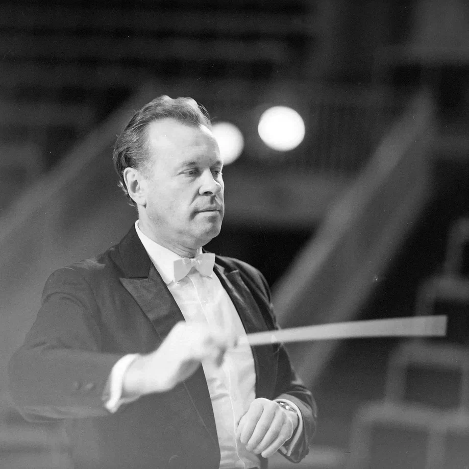 Генде-Роте В.А. Концертный зал им. П.И. Чайковского. Е.Ф. Светланов – советский дирижер. За дирижерским пультом. Москва, 1977. Из фондов Музея музыки.