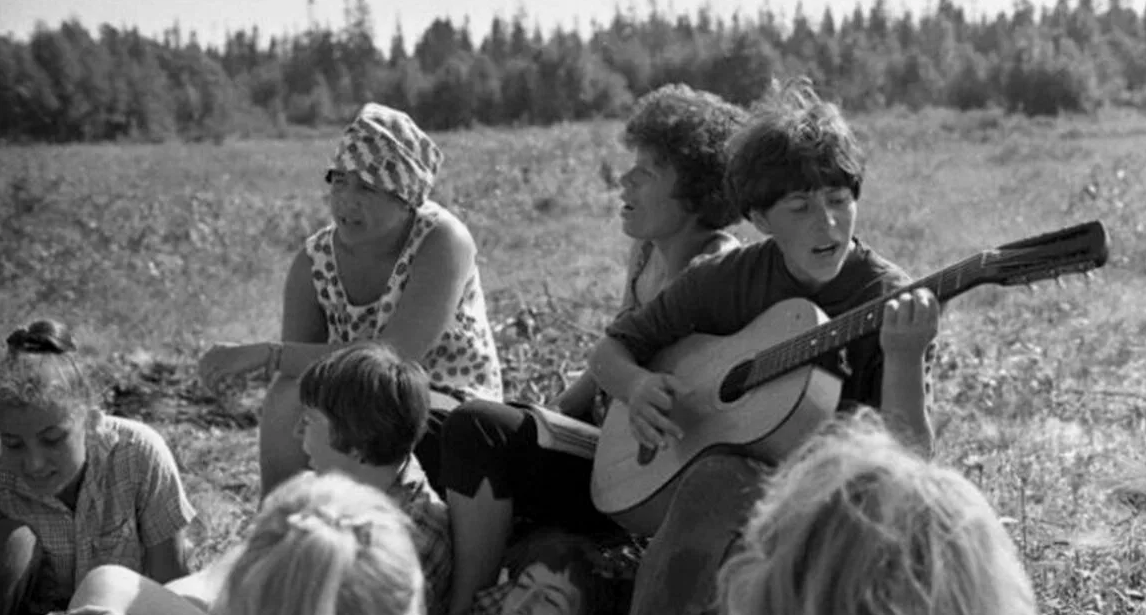 Гитара по кругу, любимая музыка и приятное общение