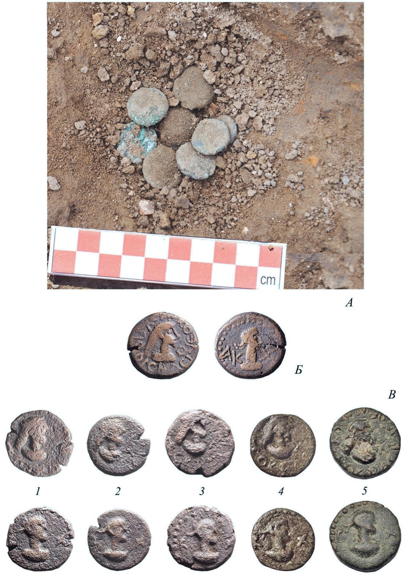 A – Кошелек №4 в момент обнаружения. Б – Статер с ошибкой в ​​имени царя. В – Имитации статеров: 1, 2 – из разрушенного слоя в Фанагории; 3 – из раскопок «Верхнего города» в Фанагории; 4, 5 – образцы для сравнения из опубликованных каталогов.