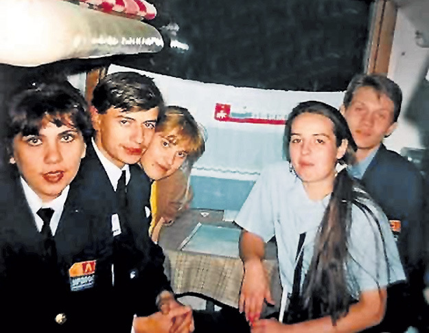 Будучи студенткой, Марина (слева) подрабатывала проводницей