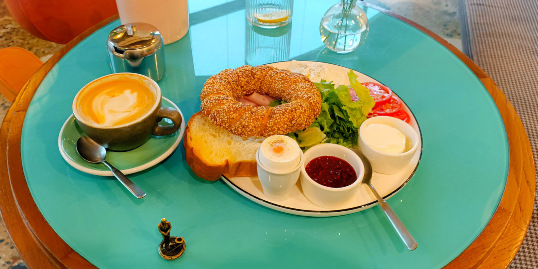 Насытились континентальным завтраком в кафе Engels у Оперного театра, даже пожертвовав бо́льшей его частью