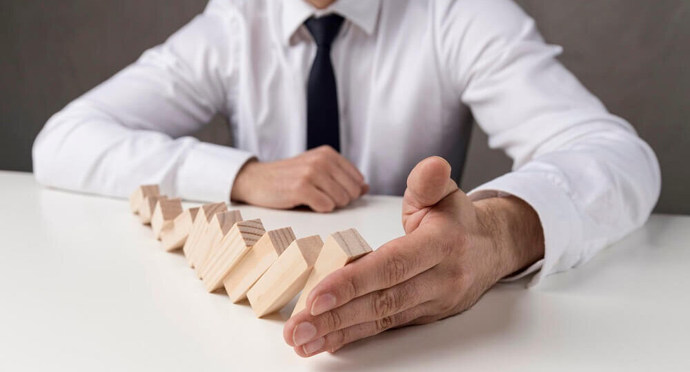 Номинальный руководитель несёт субсидиарную ответственность солидарно с фактическим, если не принял мер к прекращению своего статуса