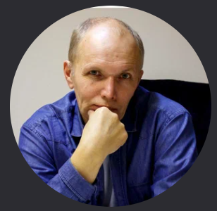 Он смотрит с мудрой надеждой.