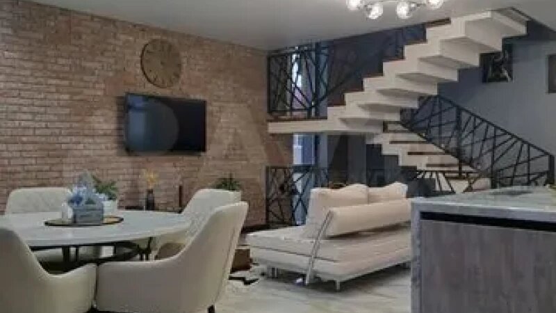     Таунхаус с пятиметровыми окнами в Барнауле. «Авито»