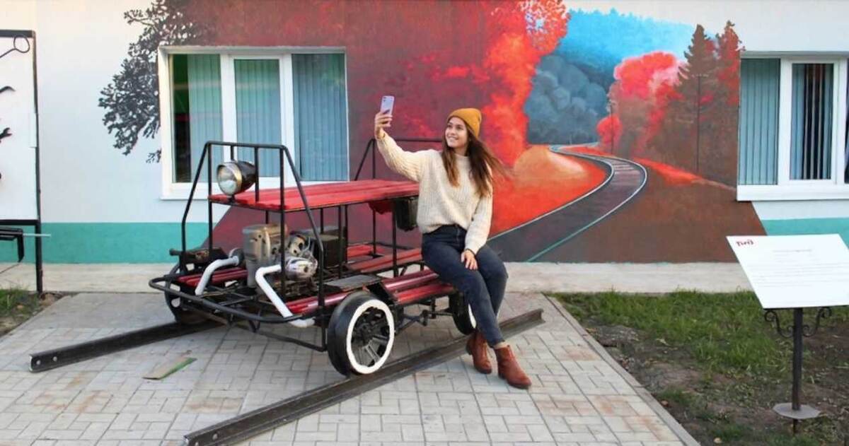 Фотосессия на фоне мурала в ЖД музее