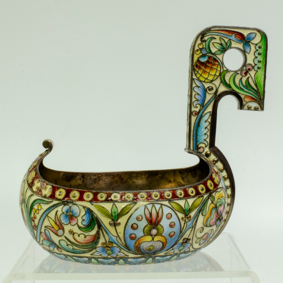 Лот 1 Серебряный ковшик 84 пробы с эмалью и золочением, клеймо П. Овчинниковъ. [Аукцион Серебро и эмаль от La Russe]. Стартовая цена 1 900 000 рублей.