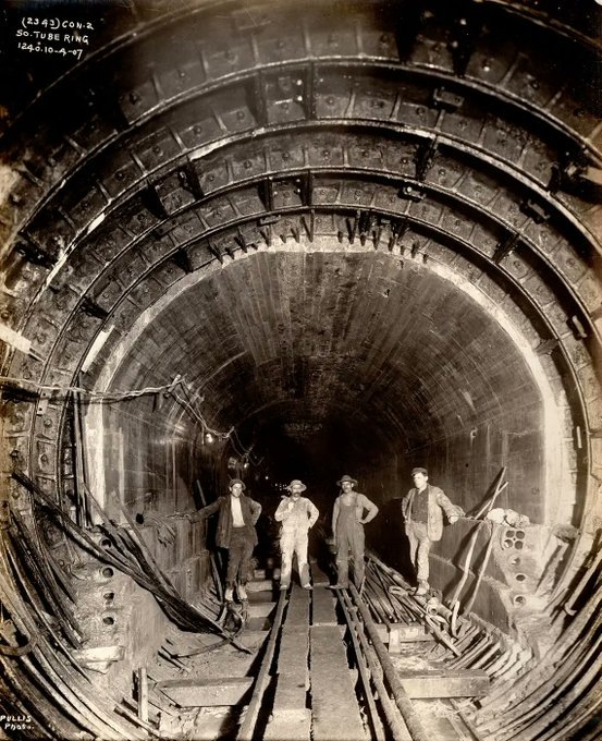 В заброшенных тоннелях метро зафиксировали феномен двойного эха при котором звук возвращается раньше чем человек успевает договорить фразу