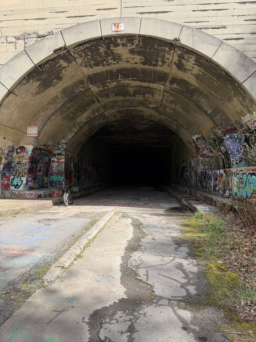 В заброшенных тоннелях метро зафиксировали феномен двойного эха при котором звук возвращается раньше чем человек успевает договорить фразу