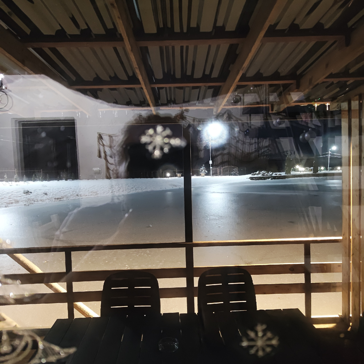 Вид из окна 1 этажа ночью