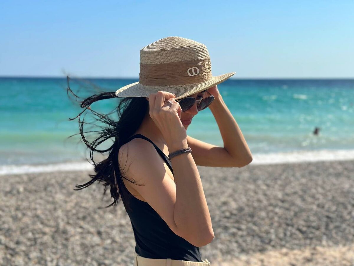 Если планируете покупать шляпу для пляжа, обратите внимание на модели с регулируемым ремешком, чтобы она не улетала при сильном ветре. Мне приходится ее постоянно придерживать.