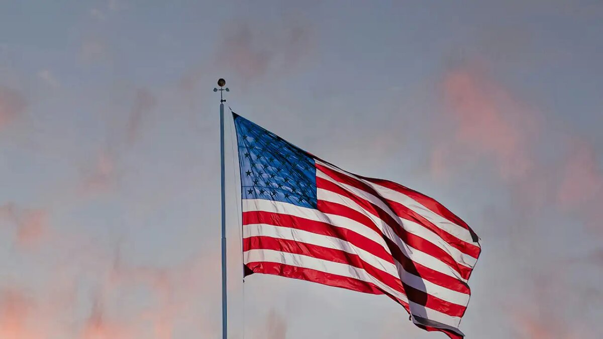    Государственный флаг США. © unsplash.com / iStrfry, Marcus