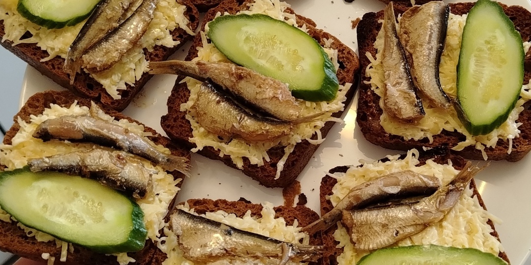 Бутерброды со шпротами.