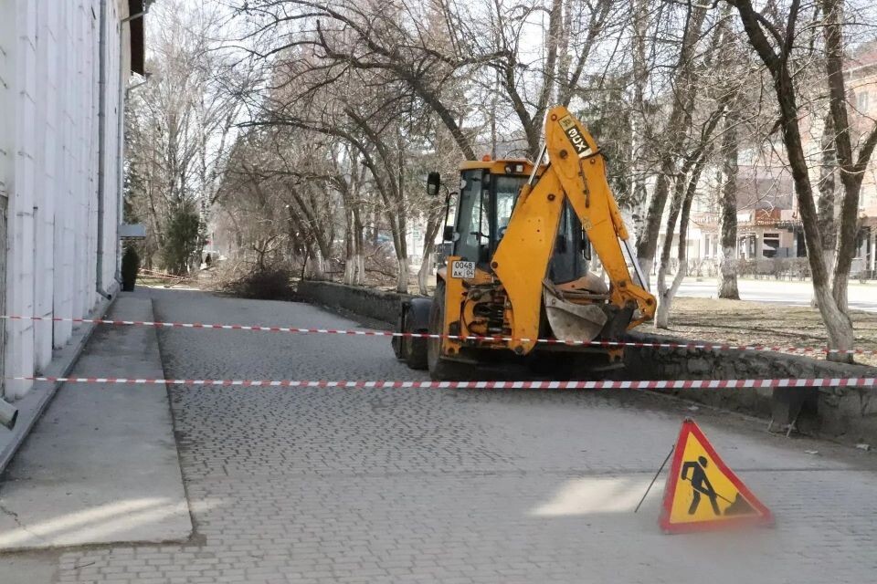    Уборка аварийных деревьев в Горно-Алтайске. Источник: Администрация Горно-Алтайска