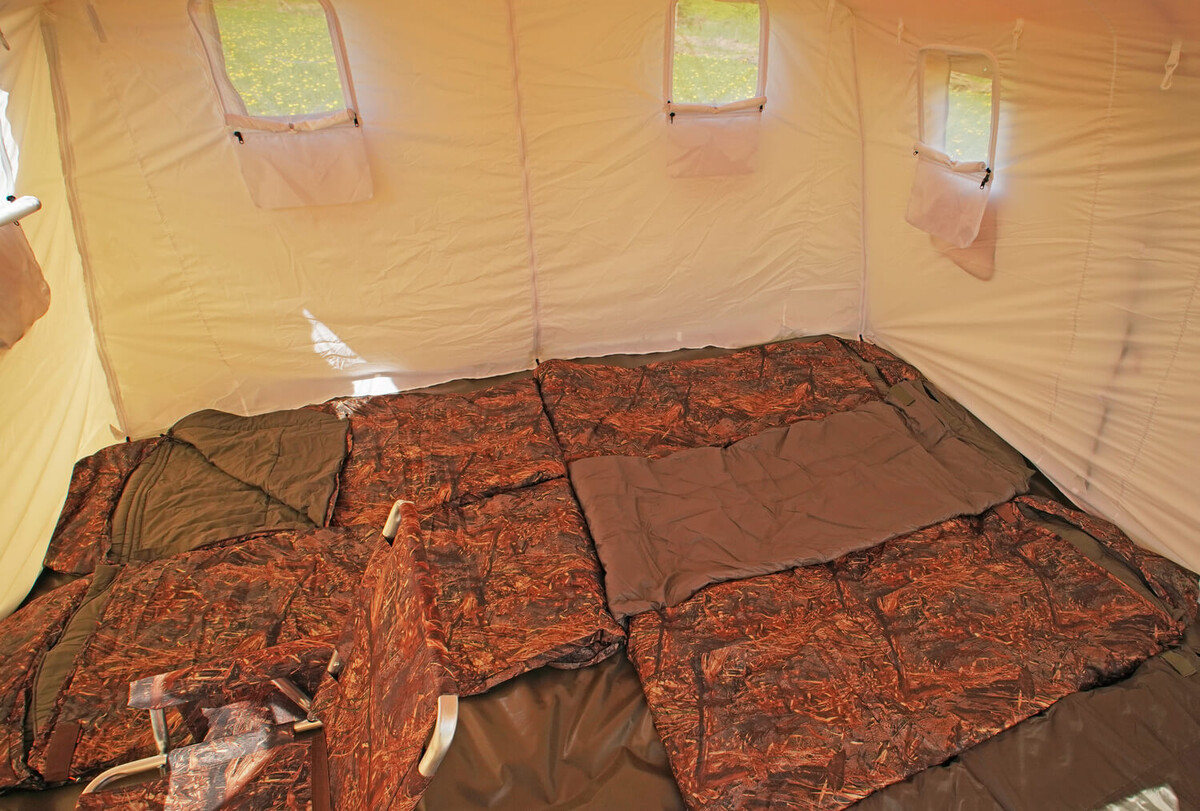 Спальные мешки в армейской палатке Берег