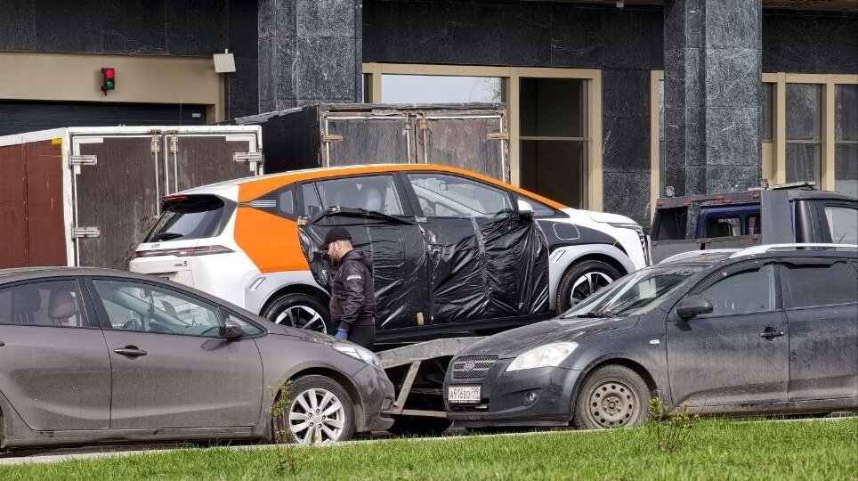 🚙 Автомобиль Umo 5 в оклейке каршеринга «Яндекс Драйв» заметили в Москве