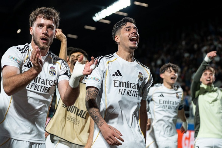 Игроки Мадоидского Реала ю19 празднуют победу.