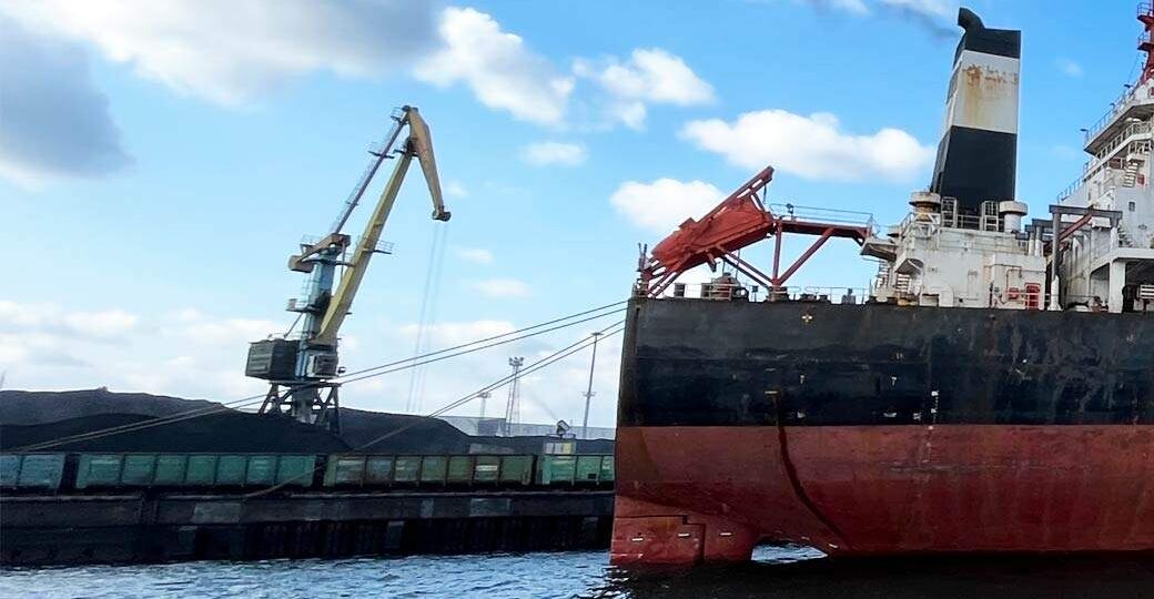 Уголь ждёт у моря погоды. Фрахтовая ловушка ведёт к отзыву оферт: ближневосточный конфликт пожирает выручку российского экспорта
