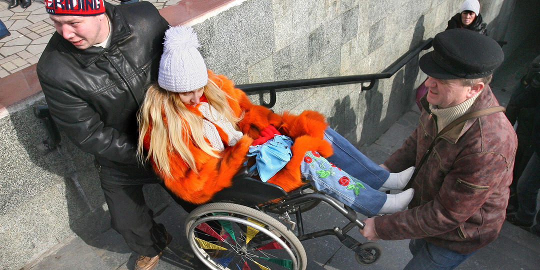 Неприступный порожек высотой три сантиметра: как люди на колясках из разных городов собирают карту инклюзивных мест в приложении