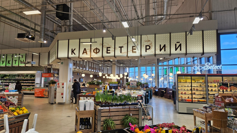 Фото: зона кафетерия в «Перекрёстке», «Сфера Медиа»