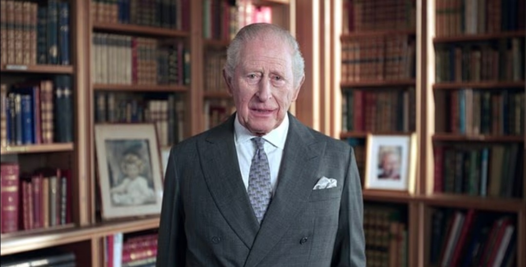 обращение короля, позади - два портрета его матери разных лет