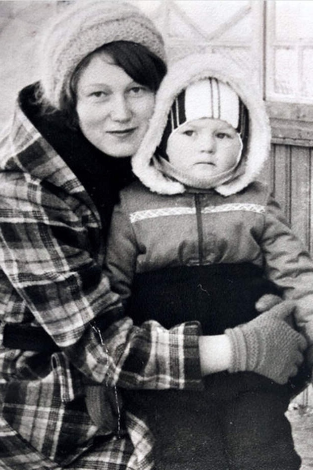 Будущий артист в детстве с мамой