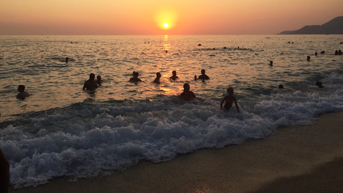 Закат на общественном пляже Клеопатры в Аланье