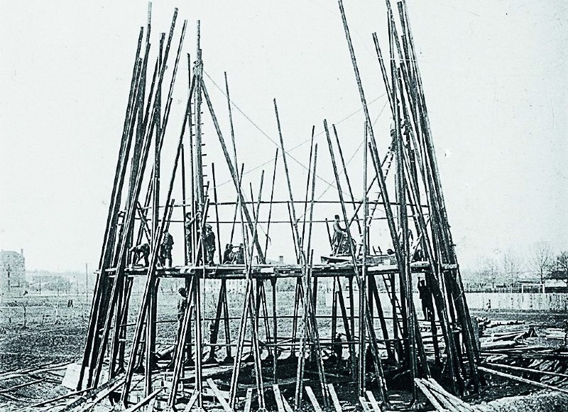 Строительство башни, 1921 год. Монтаж вели без кранов и лесов — секции поднимали изнутри 