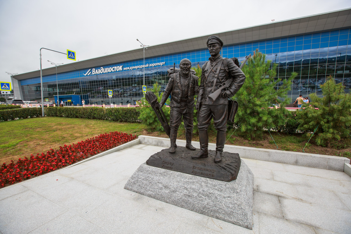 Скульптурная композиция Владимира Арсеньева и Дерсу Узала. Фото: Приморское краевое отделение РГО – Общество изучения Амурского края