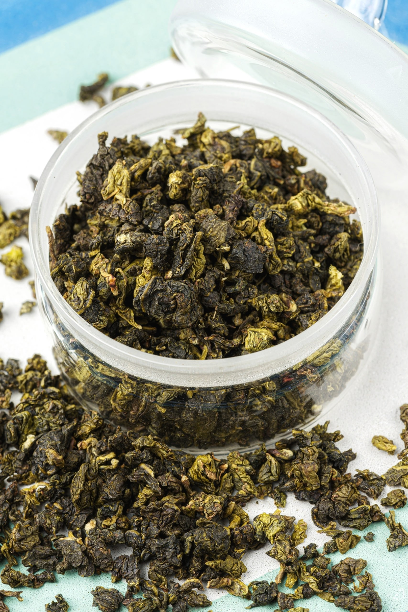 Вот так выглядит хороший молочный улун: крупные листики, скрученные вручную в плотные «камешки». Не разваливается, хорошо держит форму, с черешками.